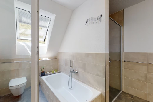 badezimmer mit einer wanne und toilette
