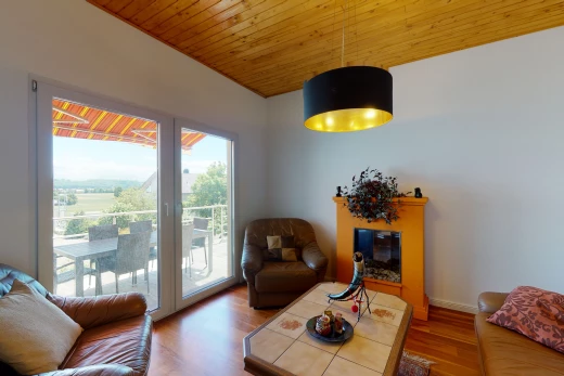 hartholzboden wohnzimmer mit natürlichem licht