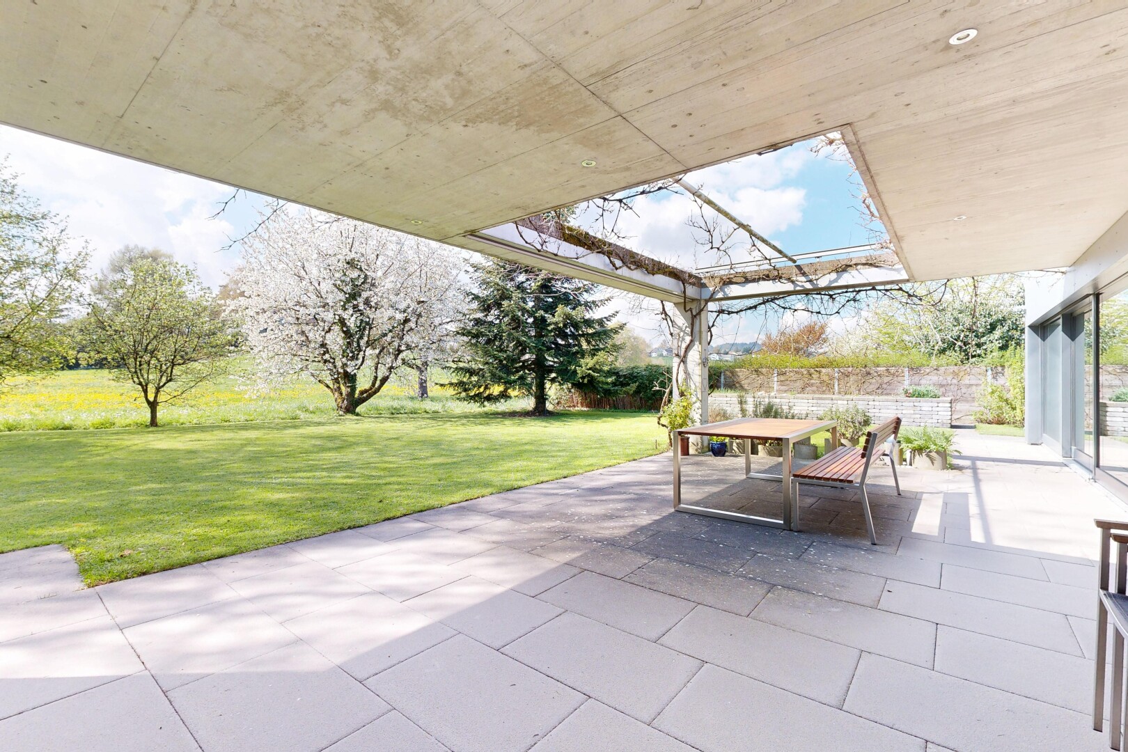 terrasse mit terrasse, day time, from property, rasen, und essbereich im freien