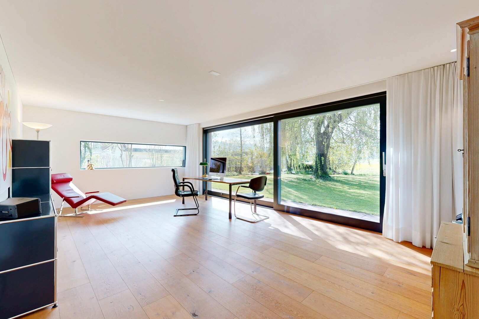 fitnessstudio mit inside property, holzfußboden, wood finish floor, natürliches licht, und natural light