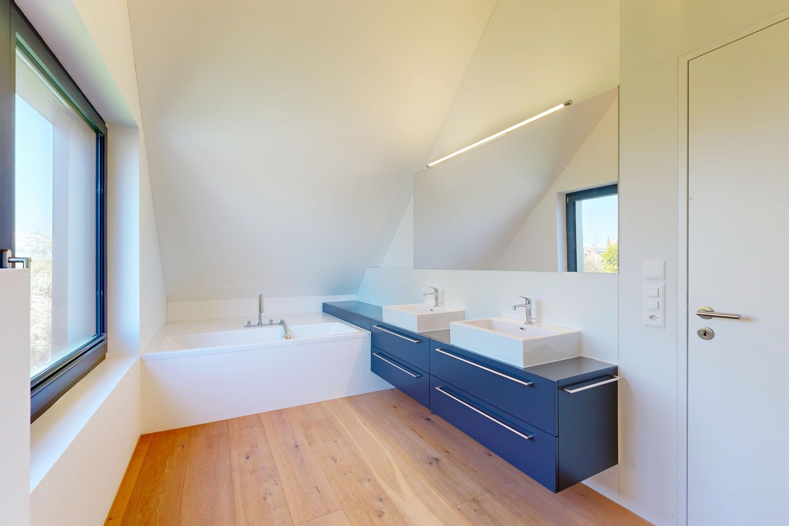 bad mit doppelwaschtisch, komplettes badezimmer, light floor, inside property, und holzfußboden