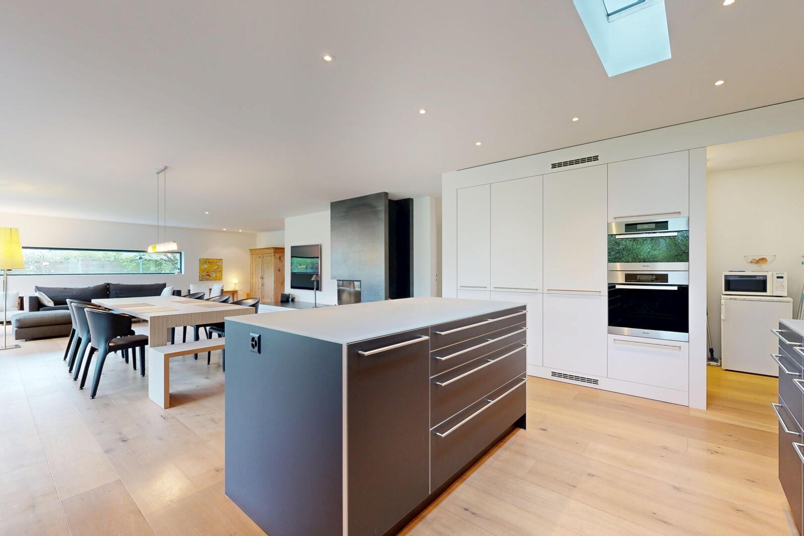 küche mit öffnet sich zum wohnraum, opens to living area, kücheninsel, kitchen island, und two tone kitchen