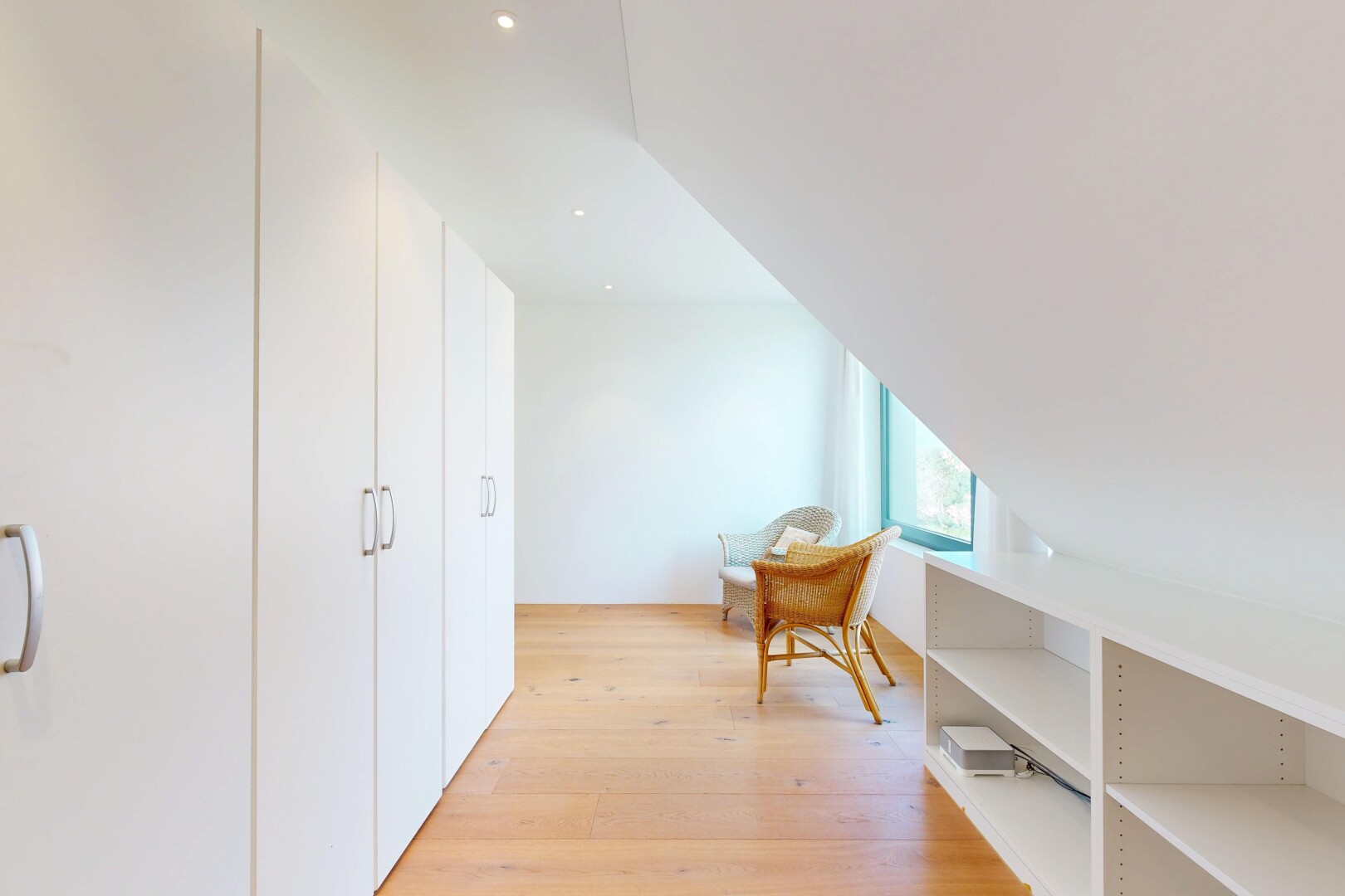 halle / korridor mit holzfußboden, wood finish floor, light floor, inside property, und natürliches licht