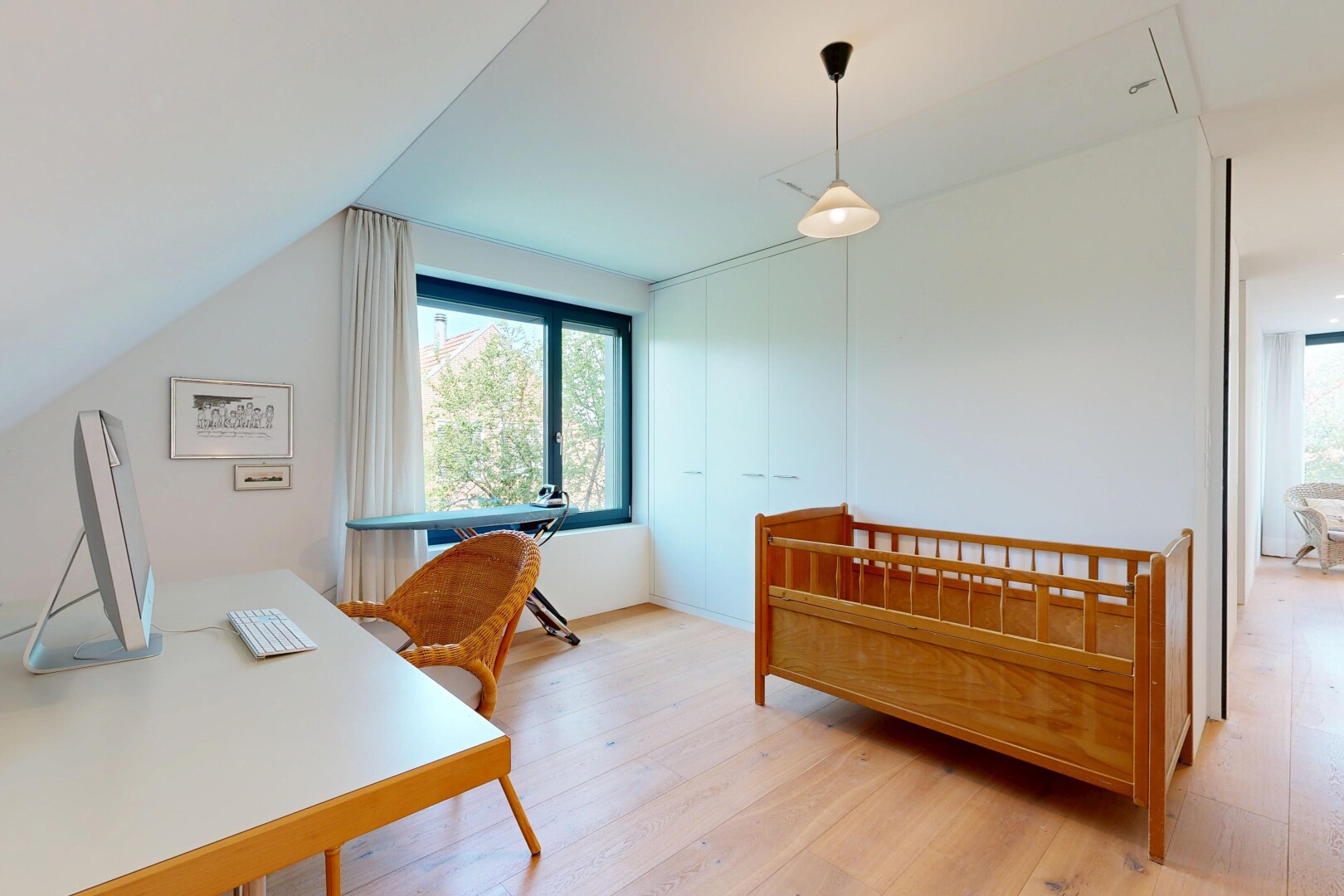 zimmer / schlafzimmer mit holzfußboden, wood finish floor, inside property, fernseher, und bürobereich