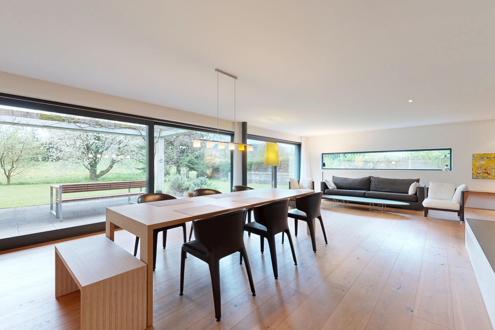 wohn- / esszimmer mit inside property, holzfußboden, wood finish floor, natürliches licht, und natural light