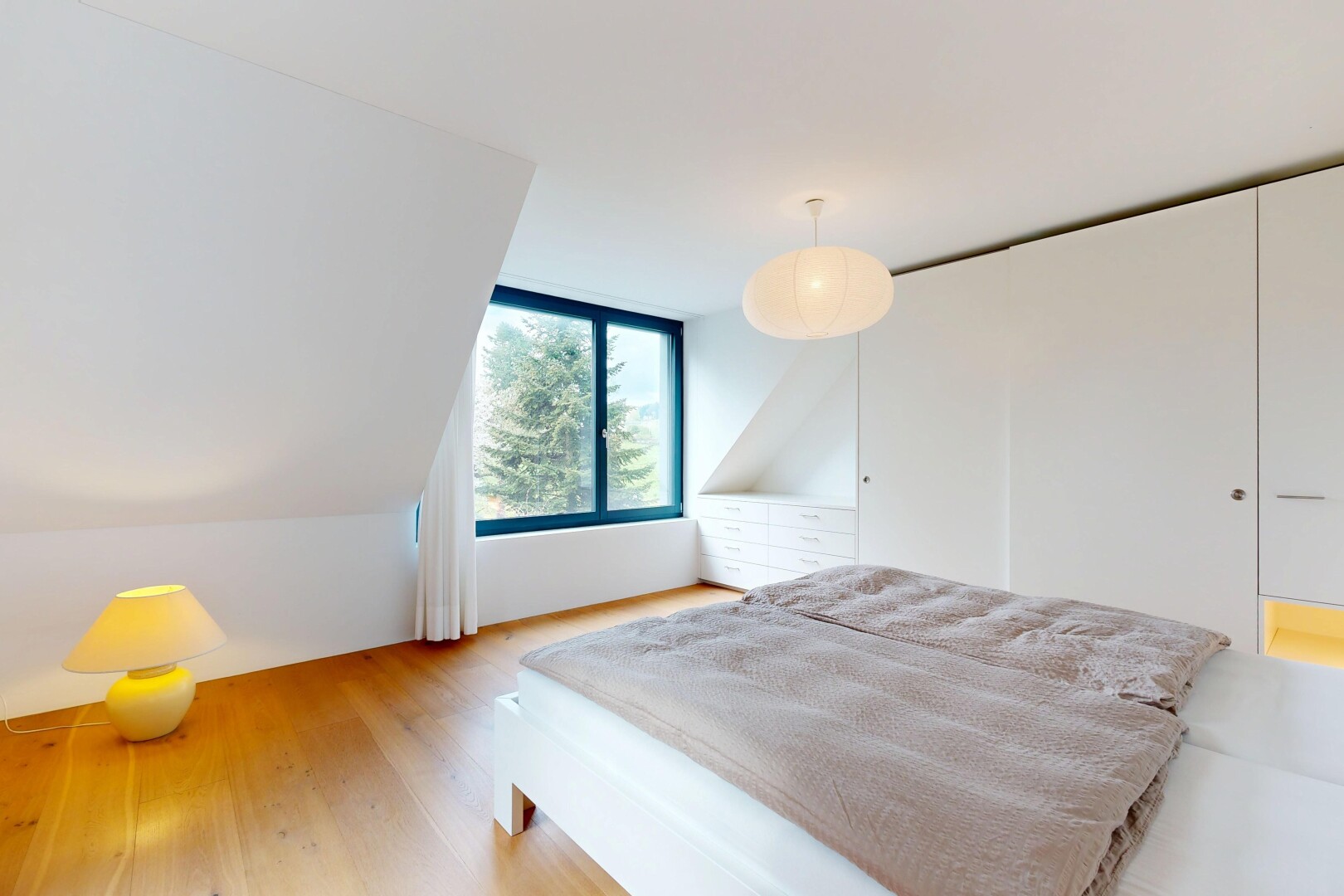 zimmer / schlafzimmer mit natürliches licht, natural light, holzfußboden, wood finish floor, und inside property