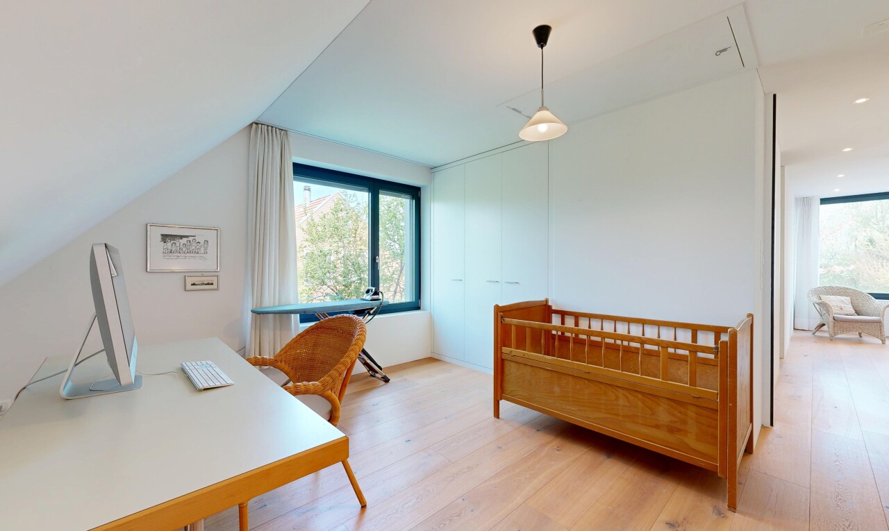 zimmer / schlafzimmer mit holzfußboden, wood finish floor, inside property, fernseher, und bürobereich