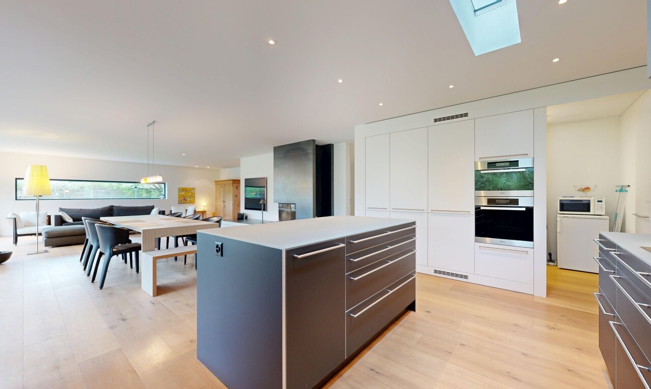küche mit öffnet sich zum wohnraum, opens to living area, kücheninsel, kitchen island, und two tone kitchen