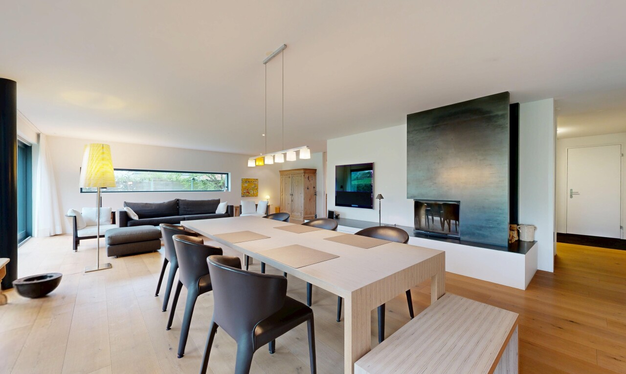 wohn- / esszimmer mit inside property, holzfußboden, wood finish floor, natürliches licht, und natural light