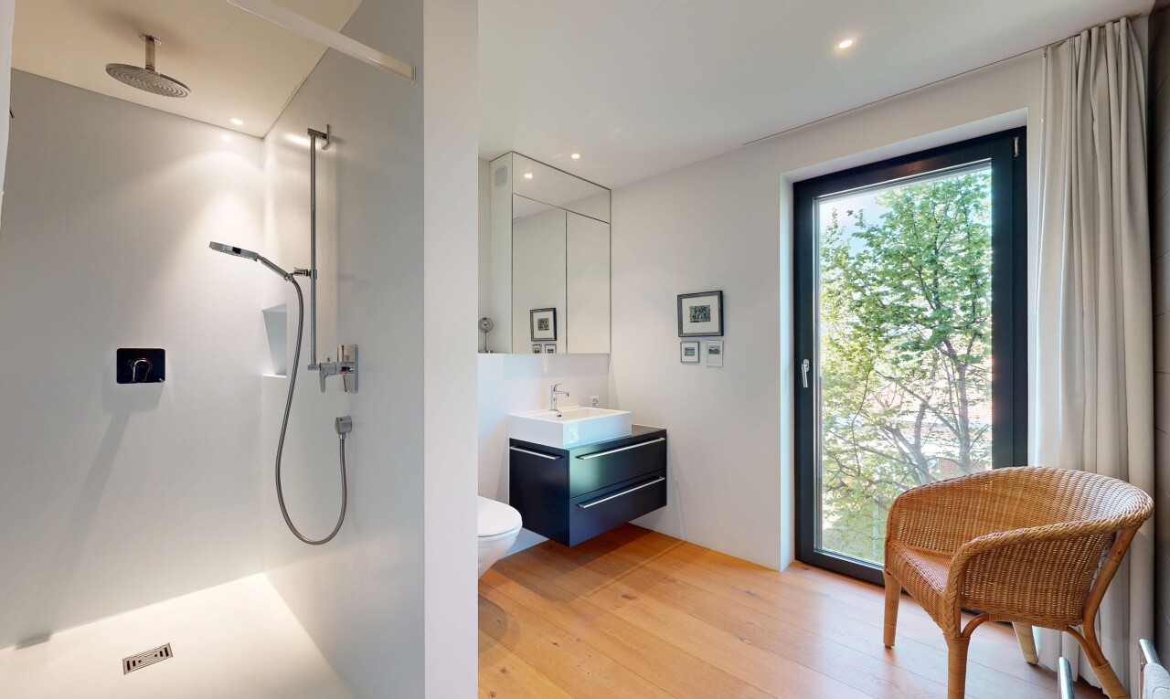 bad mit spiegel, schminktisch, inside property, toilette, und light floor
