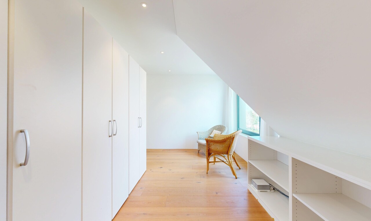 halle / korridor mit holzfußboden, wood finish floor, light floor, inside property, und natürliches licht