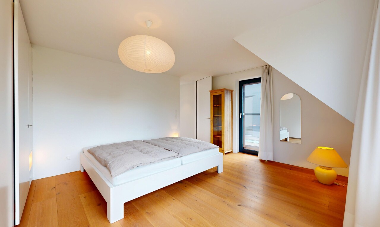 zimmer / schlafzimmer mit gipskartonwand, drywall, holzfußboden, wood finish floor, und inside property