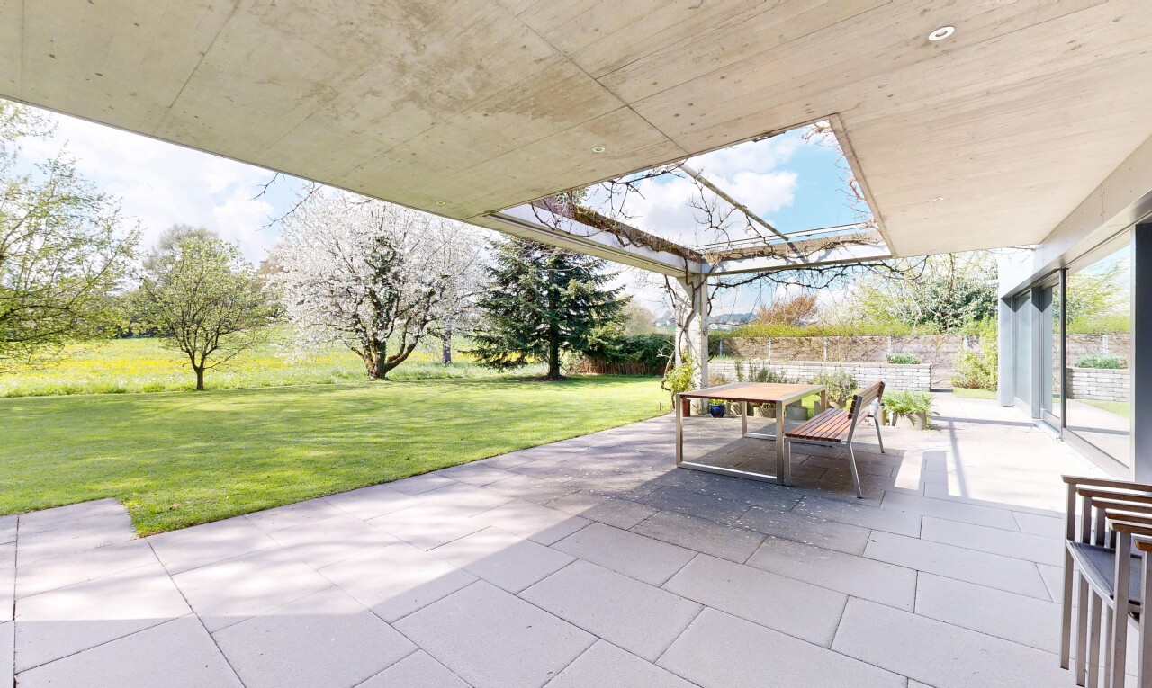 terrasse mit terrasse, day time, from property, rasen, und essbereich im freien