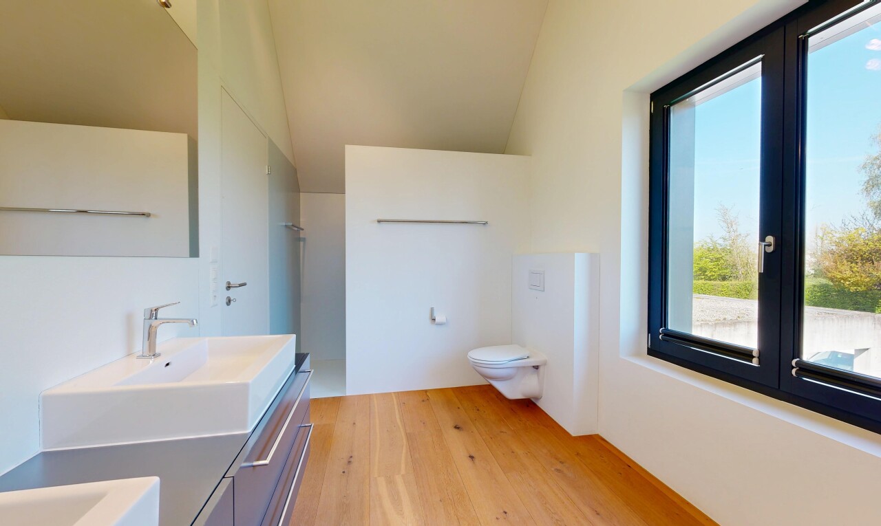 bad mit light floor, spiegel, schminktisch, komplettes badezimmer, und inside property