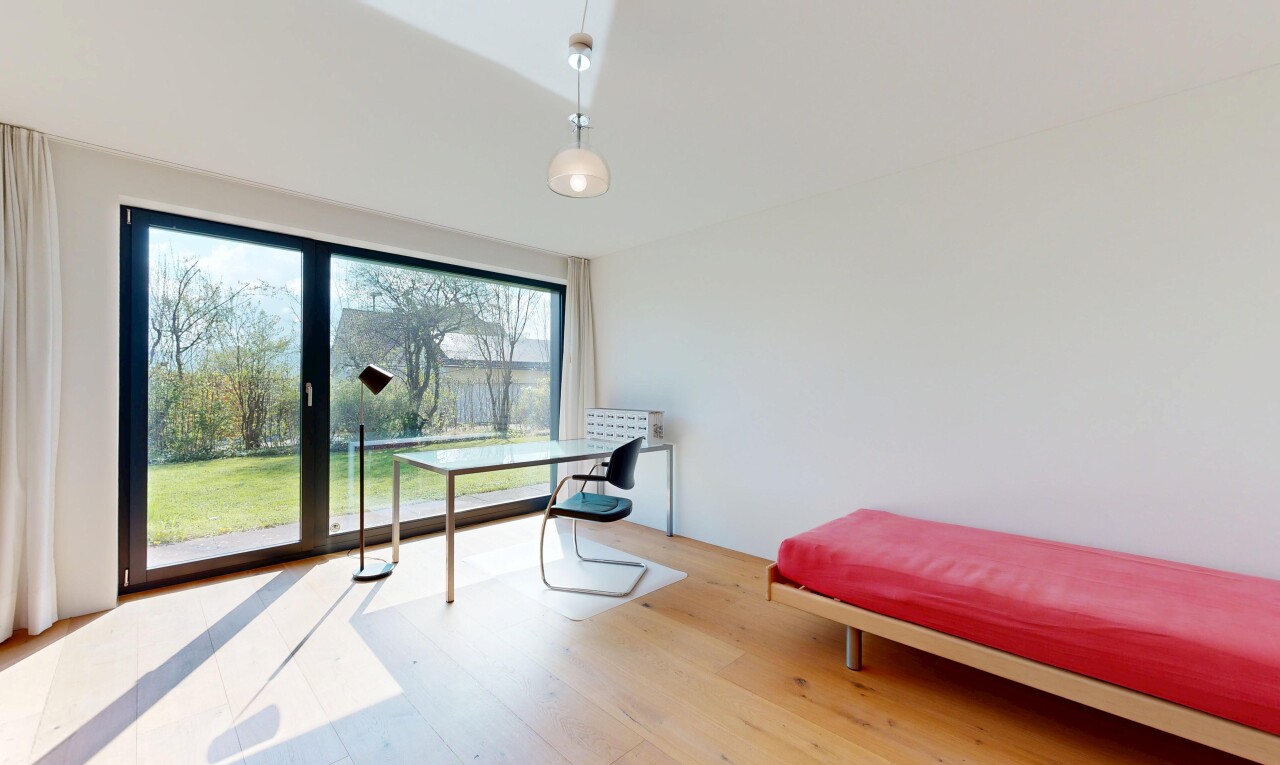zimmer / schlafzimmer mit gipskartonwand, drywall, holzfußboden, wood finish floor, und natürliches licht
