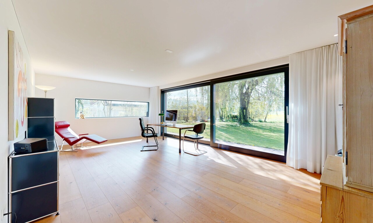 fitnessstudio mit inside property, holzfußboden, wood finish floor, natürliches licht, und natural light