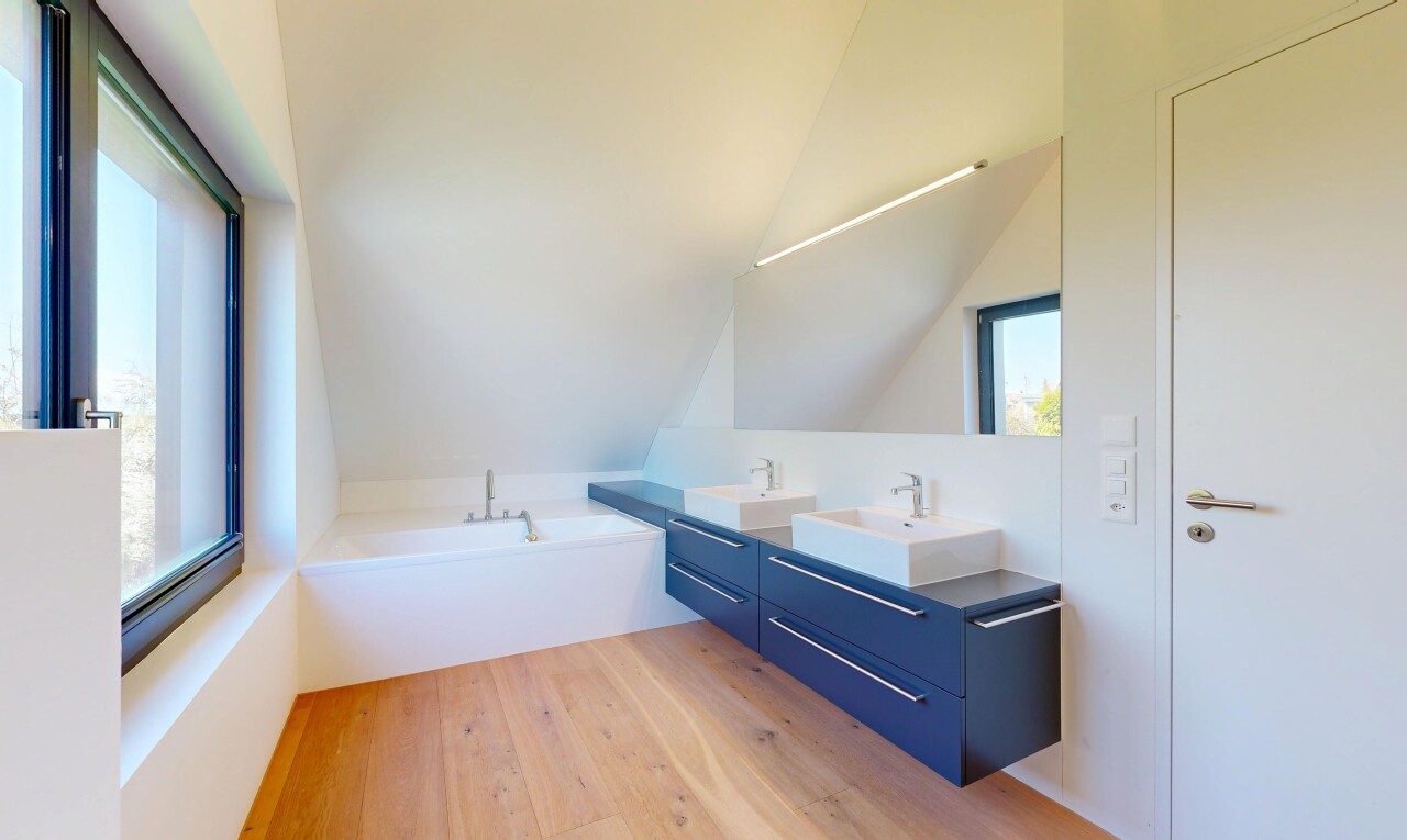 bad mit doppelwaschtisch, komplettes badezimmer, light floor, inside property, und holzfußboden