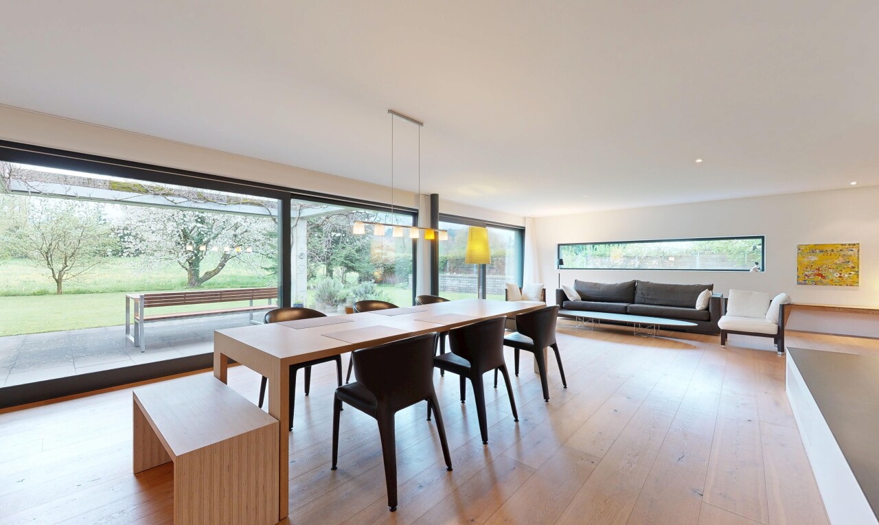 wohn- / esszimmer mit inside property, holzfußboden, wood finish floor, natürliches licht, und natural light