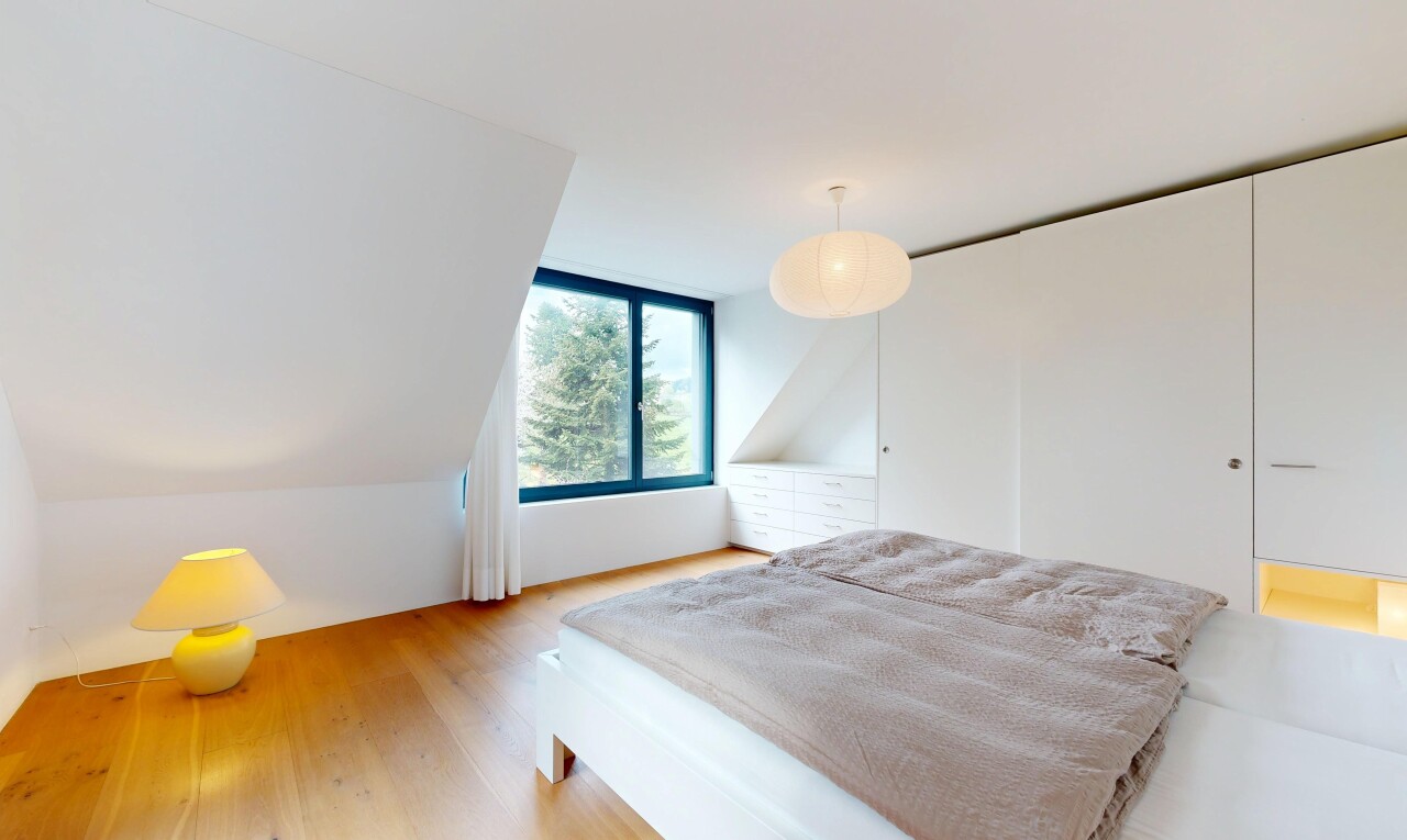 zimmer / schlafzimmer mit natürliches licht, natural light, holzfußboden, wood finish floor, und inside property