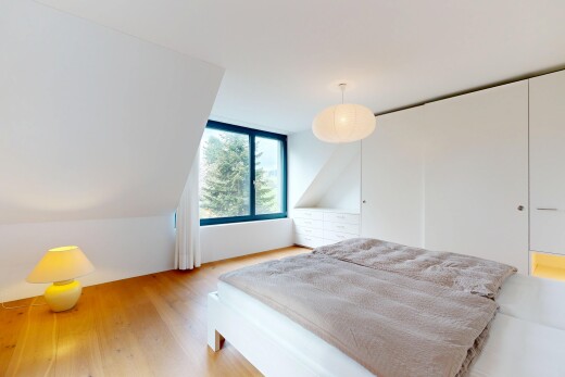 chambre avec lumière naturelle, natural light, sol en finition bois, wood finish floor, et inside property