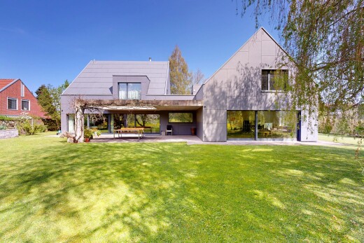 façade avec pelouse, day time, terrasse, bardage vertical, et property visible
