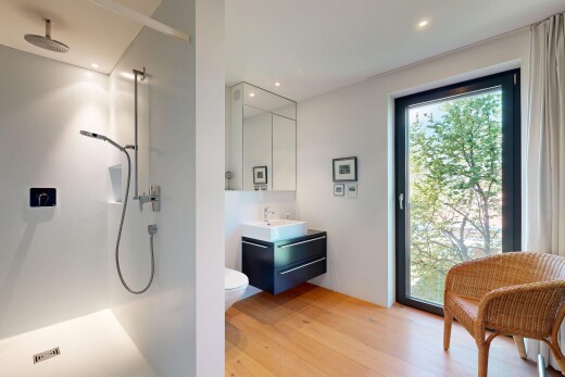 salle de bains avec miroir, lavabo (ou coiffeuse selon le contexte), inside property, toilette, et light floor