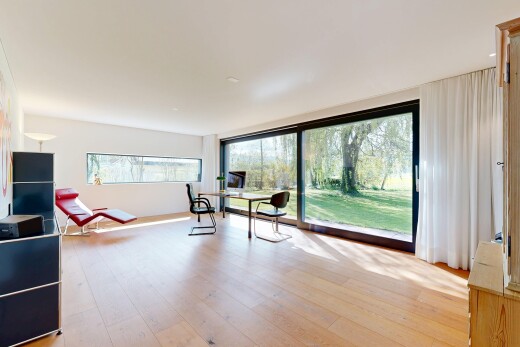 fitnessstudio mit inside property, holzfußboden, wood finish floor, natürliches licht, und natural light