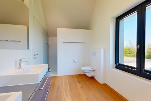 bad mit light floor, spiegel, schminktisch, komplettes badezimmer, und inside property