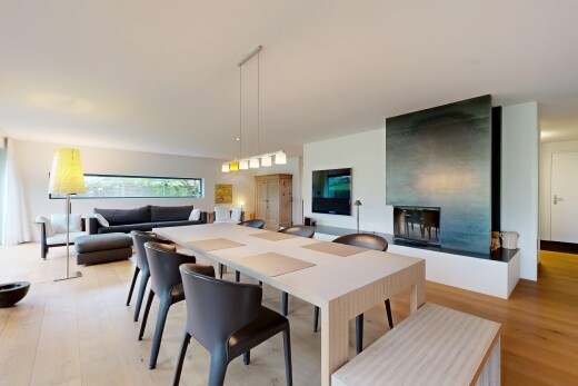 wohn- / esszimmer mit inside property, holzfußboden, wood finish floor, natürliches licht, und natural light
