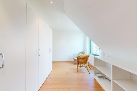 halle / korridor mit holzfußboden, wood finish floor, light floor, inside property, und natürliches licht
