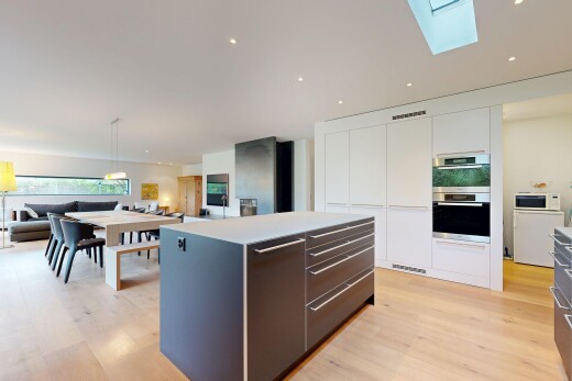 cuisine avec ouvert sur l'espace de vie, opens to living area, îlot de cuisine, kitchen island, et two tone kitchen