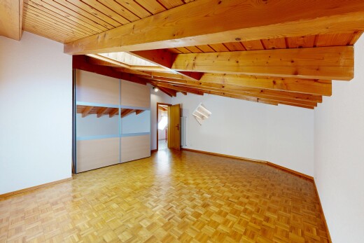 leerer raum mit parquet floor, inside property, holzdecke, holzfußboden, und wood ceiling