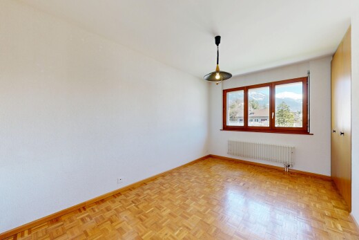 leerer raum mit kühler, holzfußboden, wood finish floor, parquet floor, und gipskartonwand