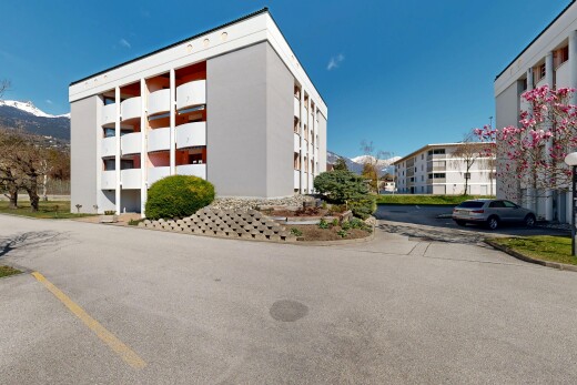 außenansicht mit blick auf wohnanlage, apartment complex view, und day time