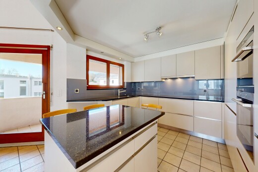 küche mit dark countertops, kitchen island, kücheninsel, light floor, und inside property