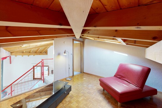wohnzimmer mit dachschräge, vaulted ceiling, inside property, parquet floor, und holzfußboden