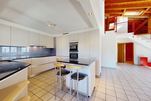 küche mit dark countertops, light floor, inside property, doppel backofen, und kitchen bar