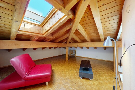 wohnzimmer mit gipskartonwand, drywall, parquet floor, inside property, und balkendecke