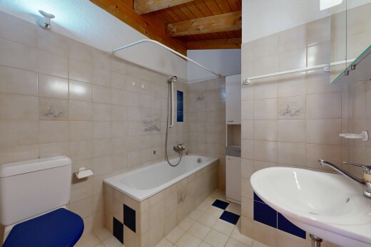 bad mit inside property, fliesenwand, tile wall, light floor, und toilette