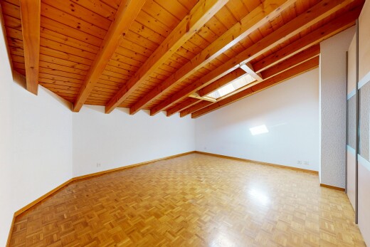 leerer raum mit parquet floor, wood finish floor, holzfußboden, inside property, und wood ceiling