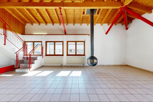 leerer raum mit treppen, natürliches licht, natural light, holzdecke, und wood ceiling