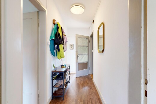 halle / korridor mit inside property, wood finish floor, holzfußboden, drywall, und gipskartonwand