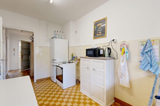 küche mit weiße schränke, drywall, gipskartonwand, herd, und inside property