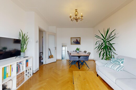 wohn- / esszimmer mit fernseher, parquet floor, drywall, gipskartonwand, und inside property