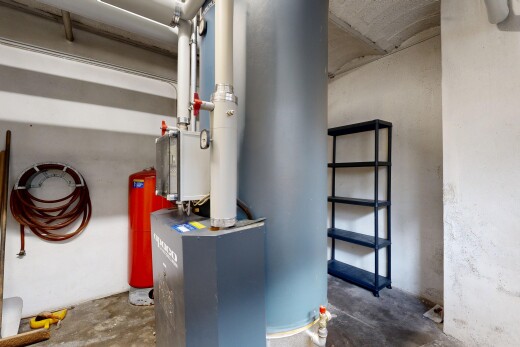 wäschekammer mit concrete floor, unfinished concrete floor, und inside property