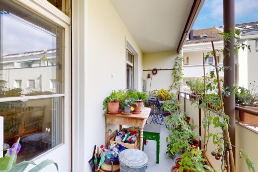 balkon mit balkon, day time, und inside property