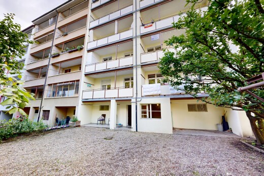 außenansicht mit blick auf wohnanlage und apartment complex view