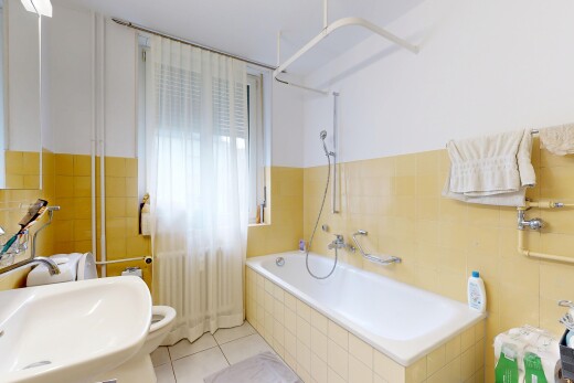 bad mit tile tub, kombiniertes bad / dusche, komplettes badezimmer, fliesenboden, und tile floor