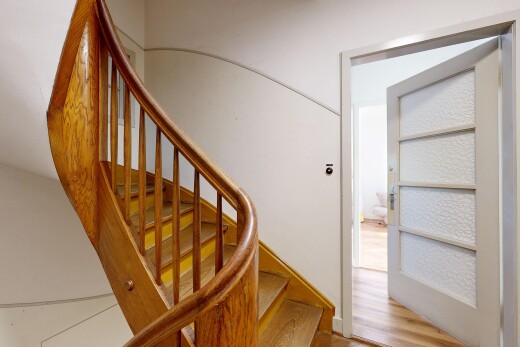 treppe mit treppen, inside property, gipskartonwand, drywall, und holzfußboden