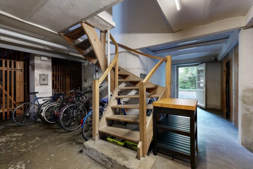 treppe mit betonboden, concrete floor, inside property, natürliches licht, und natural light